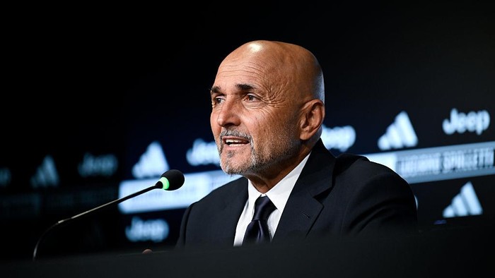 Luciano Spalletti saat resmi diperkenalkan sebagai pelatih baru Juventus. Bos klub John Elkann menuntut kemenangan instan dari pelatih berpengalaman itu.