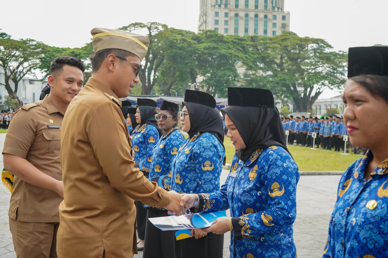 Wali Kota Medan, Rico Tri Putra Bayu Waas, menyerahkan SK PPPK Paruh Waktu kepada 8.533 honorer Pemko Medan dalam upacara khidmat di Balai Kota Medan, Senin (10/11/2025).