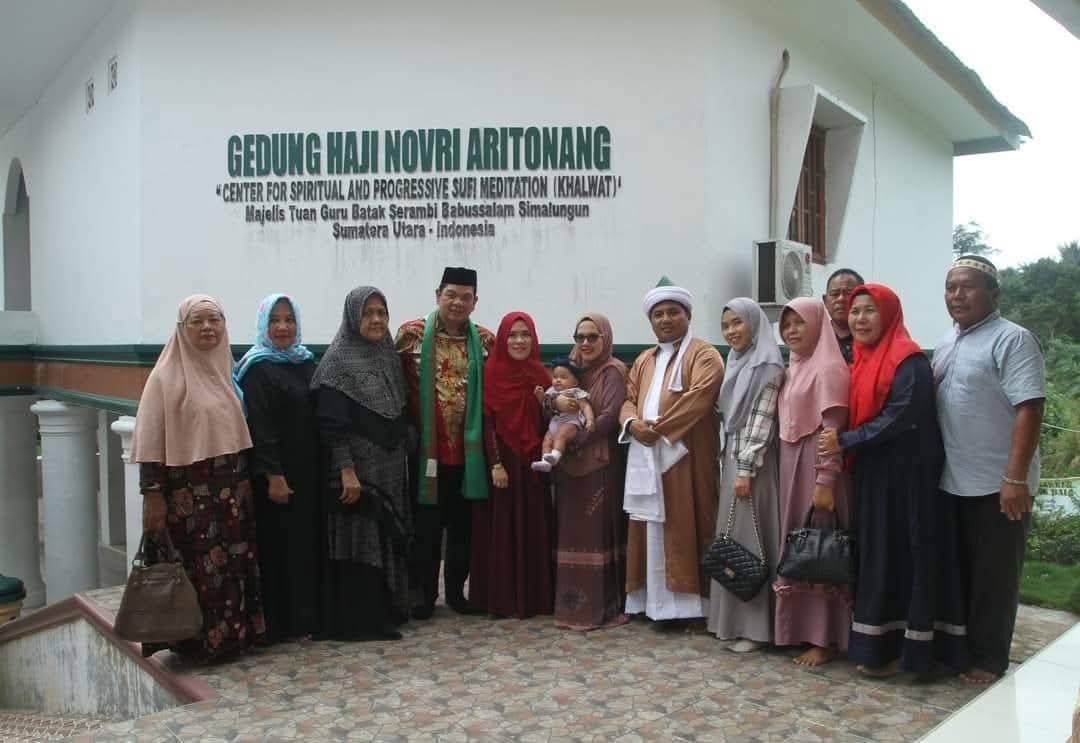 Syekh DR. Ahmed Sabbam El-Rahmaniy Rajagukguk, M.A. menyampaikan doa dan pesan spiritual untuk milad ke-50 Dr. H. Novri Aritonang di Desa Jawa Tongah, Simalungun, Rabu (12112025).