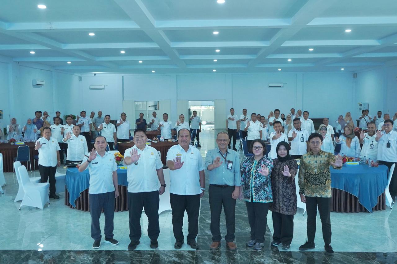 Bupati Asahan Taufik Zainal Abidin bersama Kasatgas KPK Wilayah I Uding Juharuddin saat membuka rapat koordinasi pencegahan korupsi terintegritas di Aula Melati Kantor Bupati Asahan, Selasa (1211).