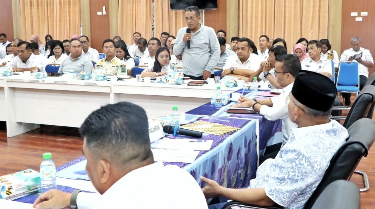 Bupati Simalungun Dr. H. Anton Achmad Saragih memimpin Rakor Pemerintahan di Balei Harungguan Djabanten Damanik, Rabu (12112025), menekankan ASN harus proaktif dan disiplin dalam pelayanan publik.