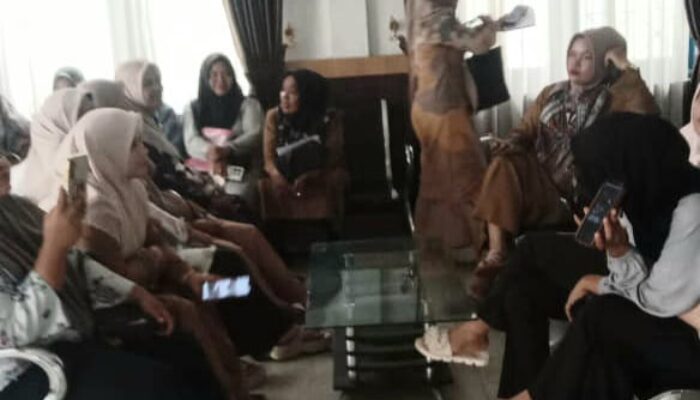 Para guru Madina melakukan audiensi dengan Bupati H. Saipullah di ruang kerjanya untuk menyampaikan aspirasi terkait status PPPK Paruh Waktu 2025.
