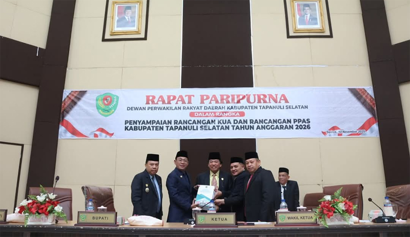 Bupati Tapsel, H. Gus Irawan Pasaribu sampaikan Rancangan KUA dan PPAS T.A 2026 pada rapat paripurna DPRD Tapsel, Senin (10/11/2025) di DPRD Tapsel, Sipirok.