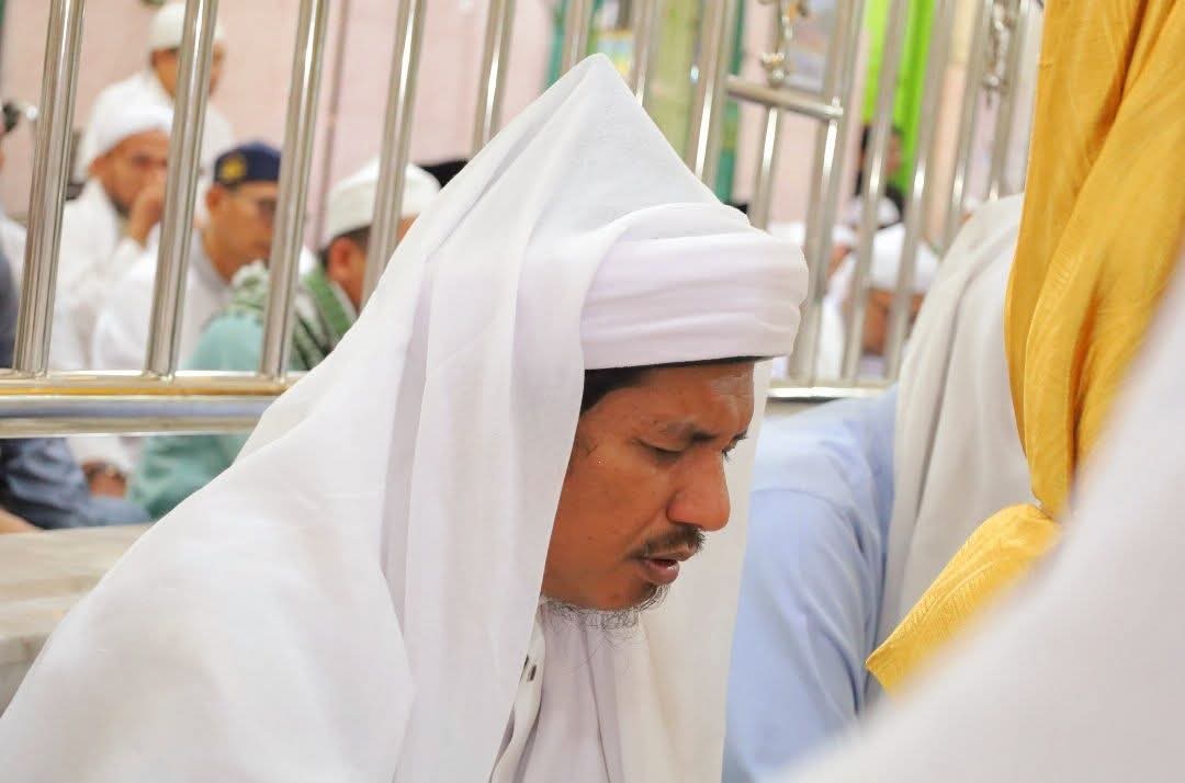 Suasana khidmat malam puncak Haul ke-102 Syekh Abdul Wahab Rokan al-Khalidi an-Naqsyabandi di Desa Jawa Tongah, Simalungun, yang dihadiri ribuan jamaah.