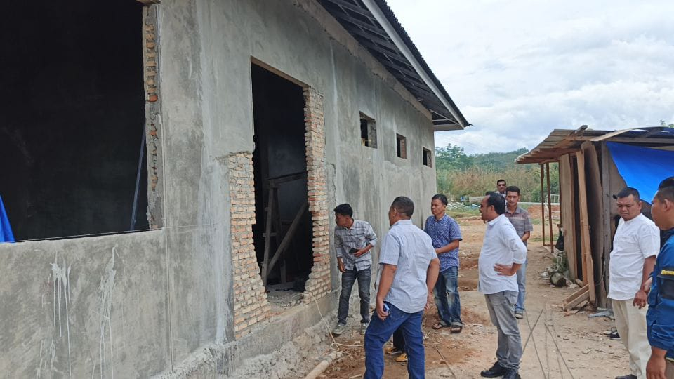 DPRD Madina saat meninjau progres sejumlah proyek pembangunan infrastruktur tahun 2025 untuk memastikan anggaran terserap dan proyek tepat waktu.