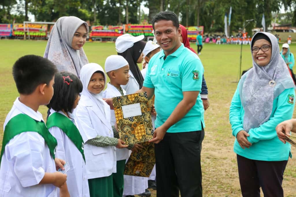 Peringatan HKN ke-61 di Kota Pematangsiantar berlangsung meriah dengan senam massal dan penyerahan sertifikat dokter kecil.