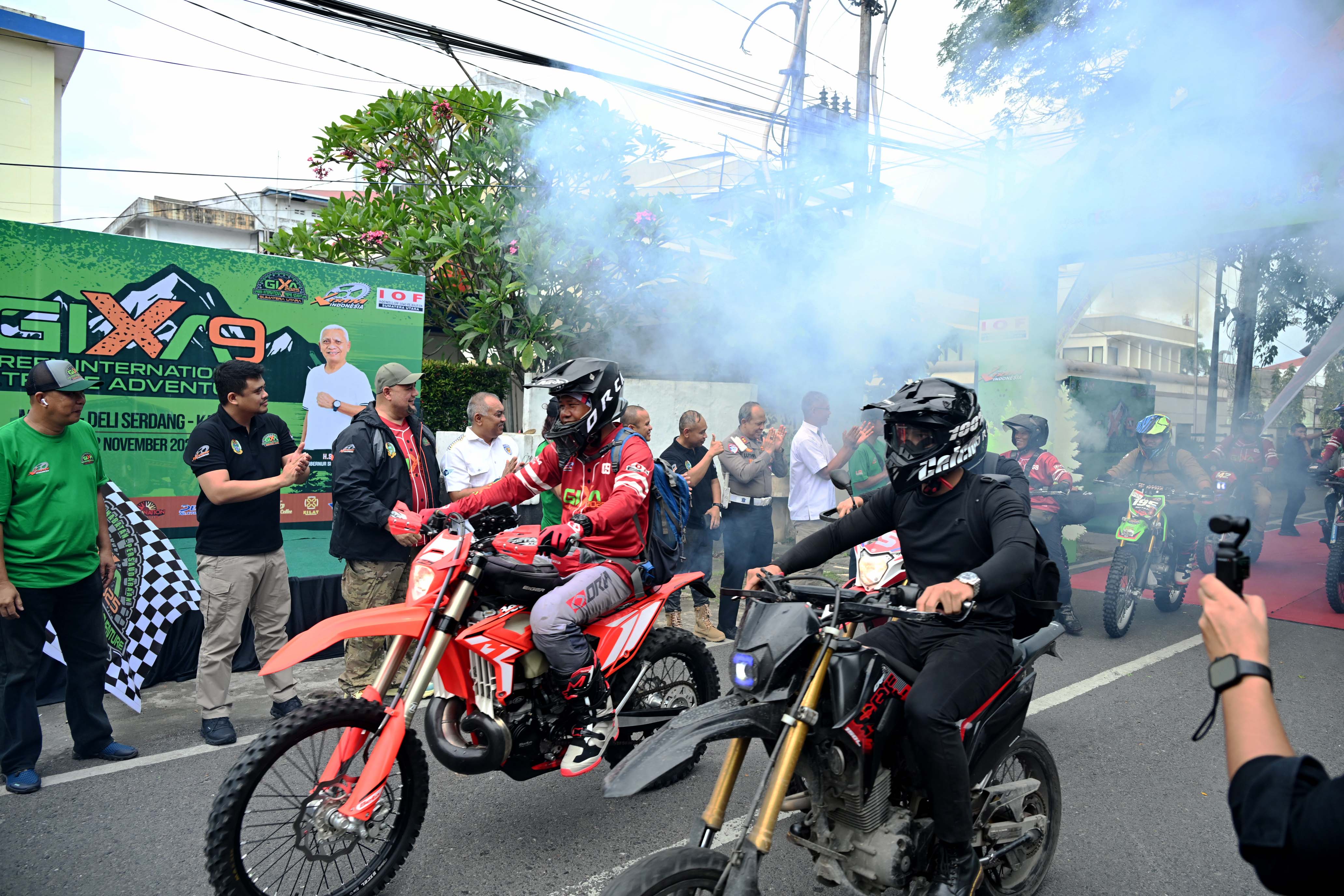 Gubernur Sumatera Utara Muhammad Bobby Afif Nasution, didampingi Ketua Umum XTrim Indonesia Musa Idishah, Ketua IOF Sumut Riza Bastaman Matondang, dan Ketua IMI Sumut, melepas peserta GIXA.