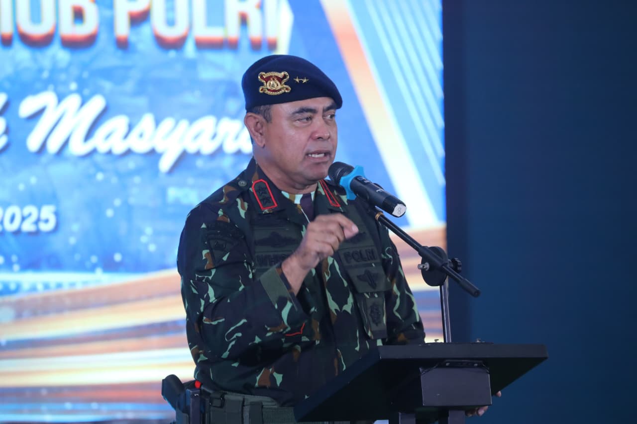 Kapolda Sumut Irjen Pol Whisnu Hermawan Februanto memberikan arahan saat peringatan HUT ke-80 Korps Brimob Polri di Mako Brimob Polda Sumut.