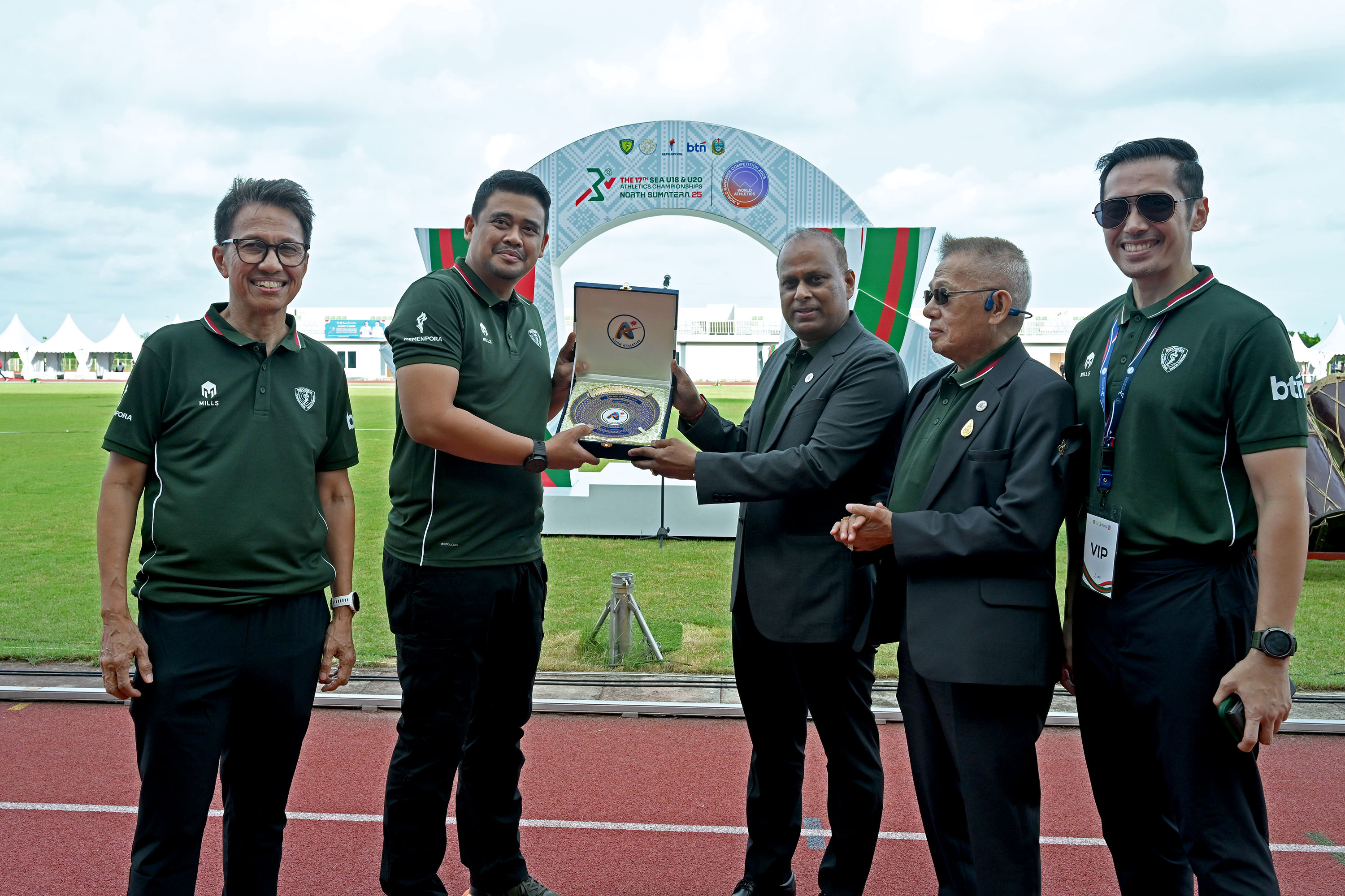 Gubernur Sumut Bobby Nasution membuka Kejuaraan Atletik Asia Tenggara U18 & U20 Tahun 2025 di Stadion Madya Atletik Sumut Sport Centre, Deliserdang, Jumat (14/11/2025).