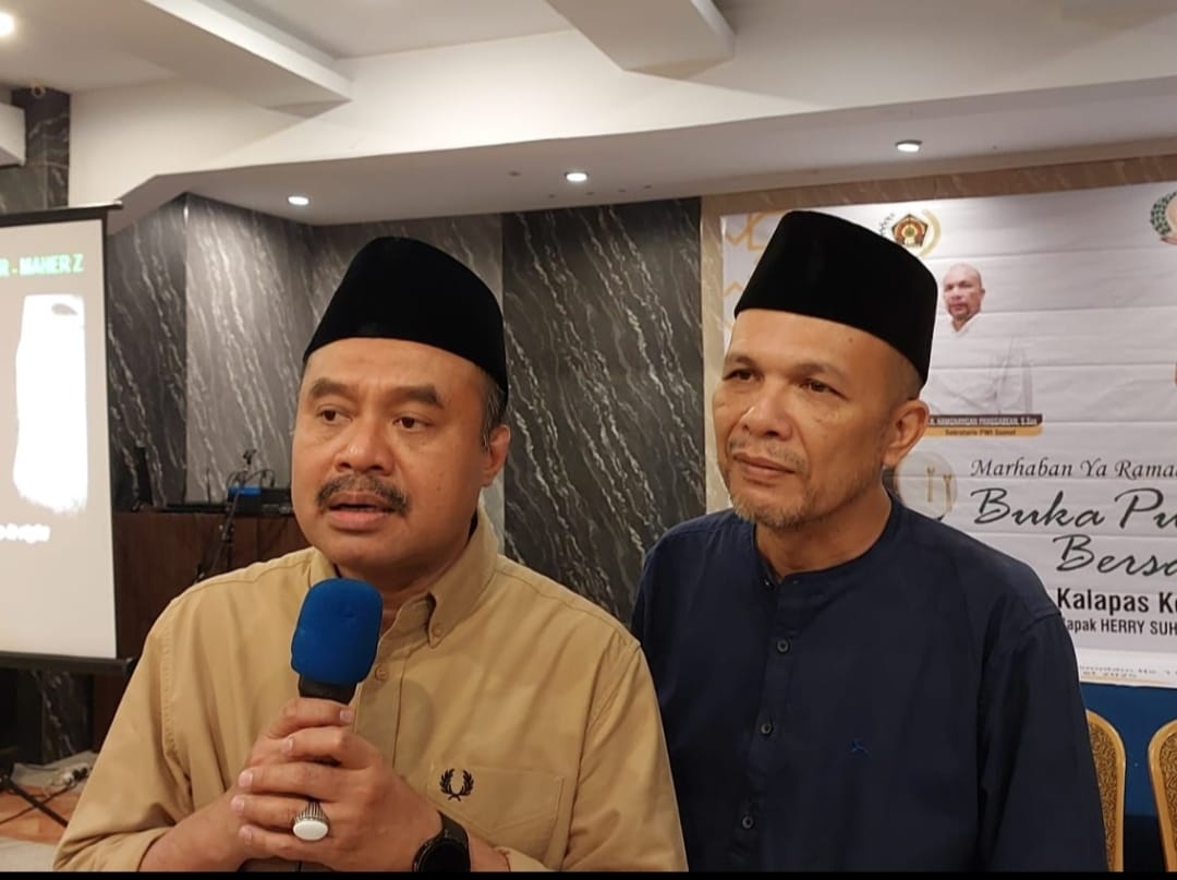 Ketua PWI Sumut H. Farianda Putra Sinik memberikan keterangan terkait pelaksanaan UKW PWI Sumut yang digelar 24&ndash;26 November 2025 di Medan.