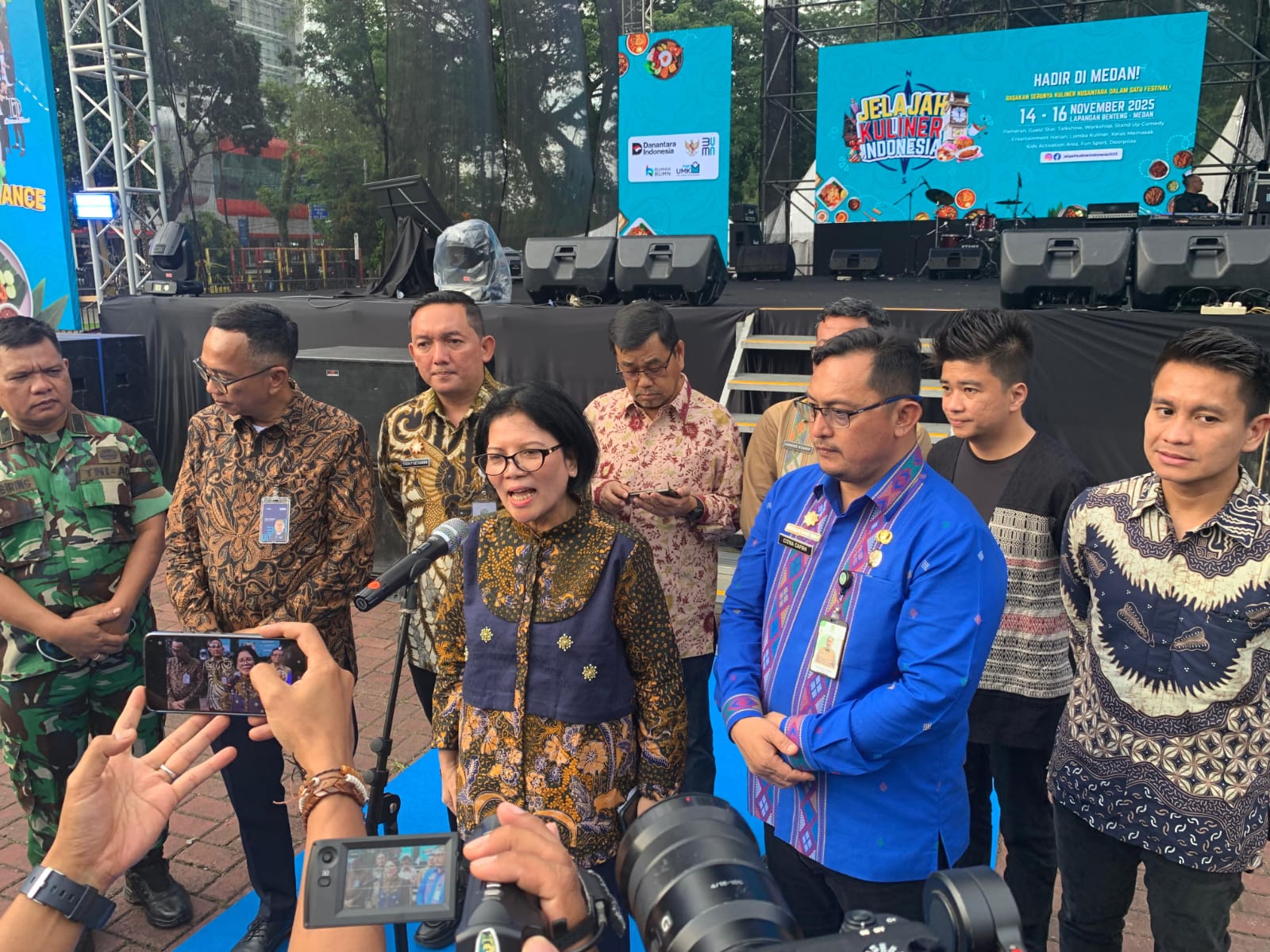 Staf Ahli Bidang Keuangan dan Pengembangan UMKM Kementerian BUMN, Loto Srinaita Ginting, saat membuka Jelajah Kuliner Indonesia 2025 di Lapangan Benteng Medan, Jumat (14/11/2025).