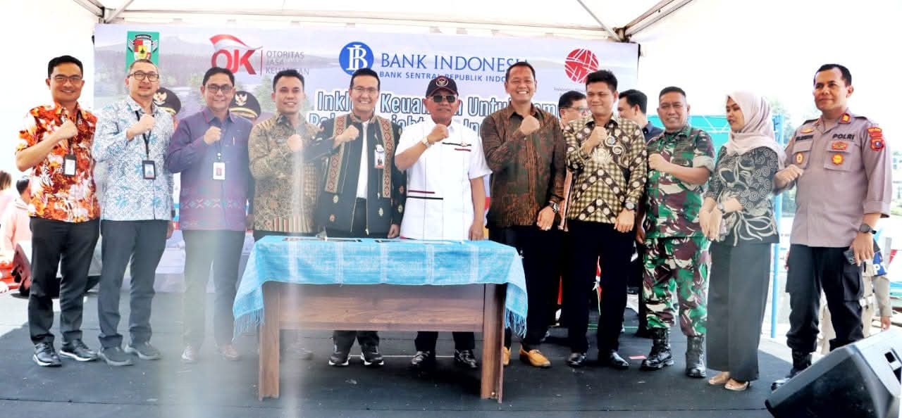Bupati Simalungun Dr. H. Anton Achmad Saragih bersama jajaran Forkopimda menghadiri Bulan Inklusi Keuangan dan Hari Indonesia Menabung 2025 di RTP Pantai Bebas Parapat, Jumat (14/11/2025).