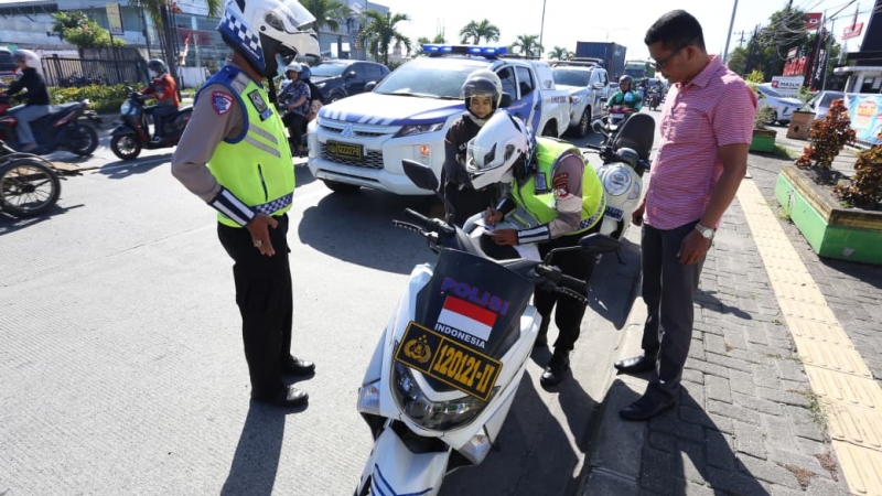Penindakan langsung (tilang) terhadap pengendara yang melakukan pelanggaran lalu lintas pada pelaksanaan Operasi Zebra.