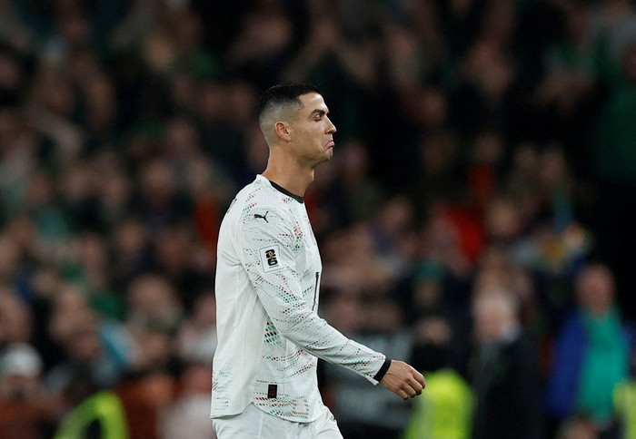 Cristiano Ronaldo berjalan meninggalkan lapangan usai mendapat kartu merah pertama dalam karier Timnasnya pada laga Kualifikasi Piala Dunia 2026 kontra Irlandia.