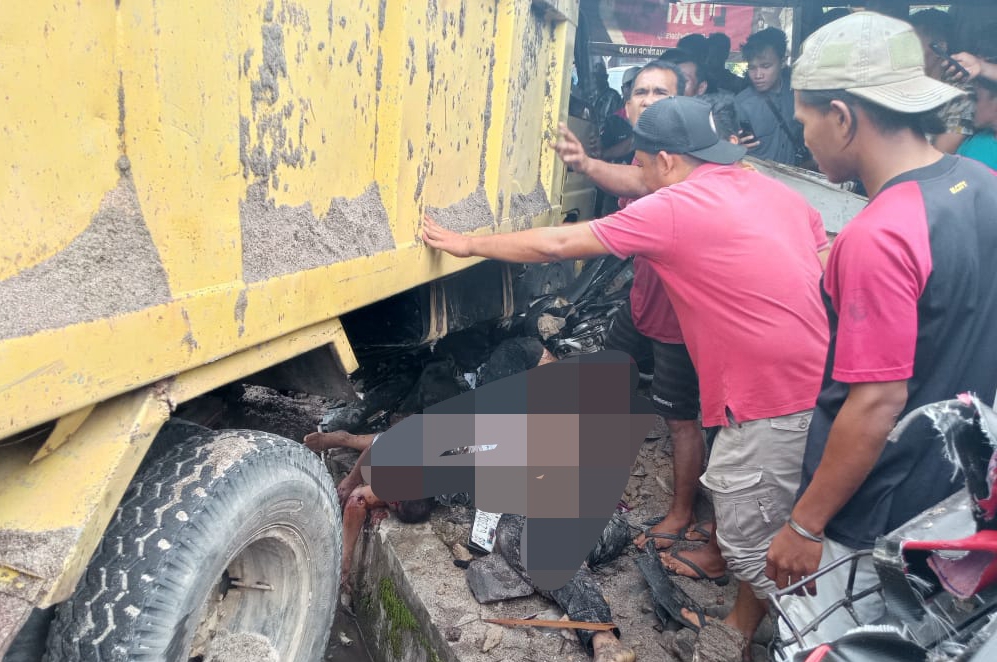 Petugas mengevakuasi dua korban yang terjepit di kolong truk akibat kecelakaan maut di Sibabangun, Tapteng.