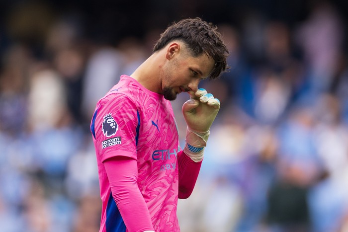 James Trafford terlihat frustrasi setelah posisinya tergeser oleh Gianluigi Donnarumma di Manchester City dan kini mempertimbangkan hengkang.