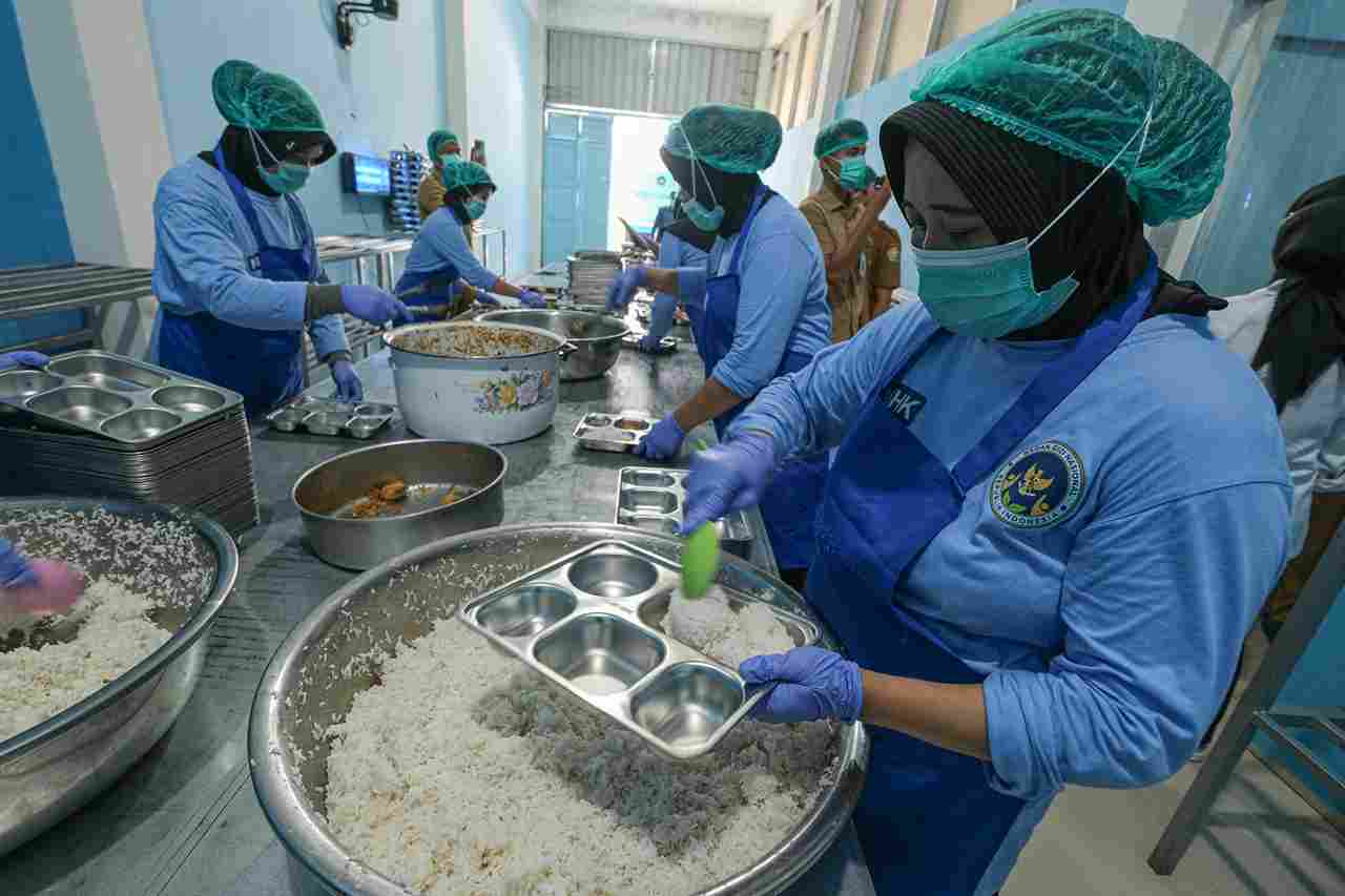 Wakil Kepala BGN Nanik Sudaryati Deyang memastikan gaji pegawai MBG dibayar penuh dan dirapel.