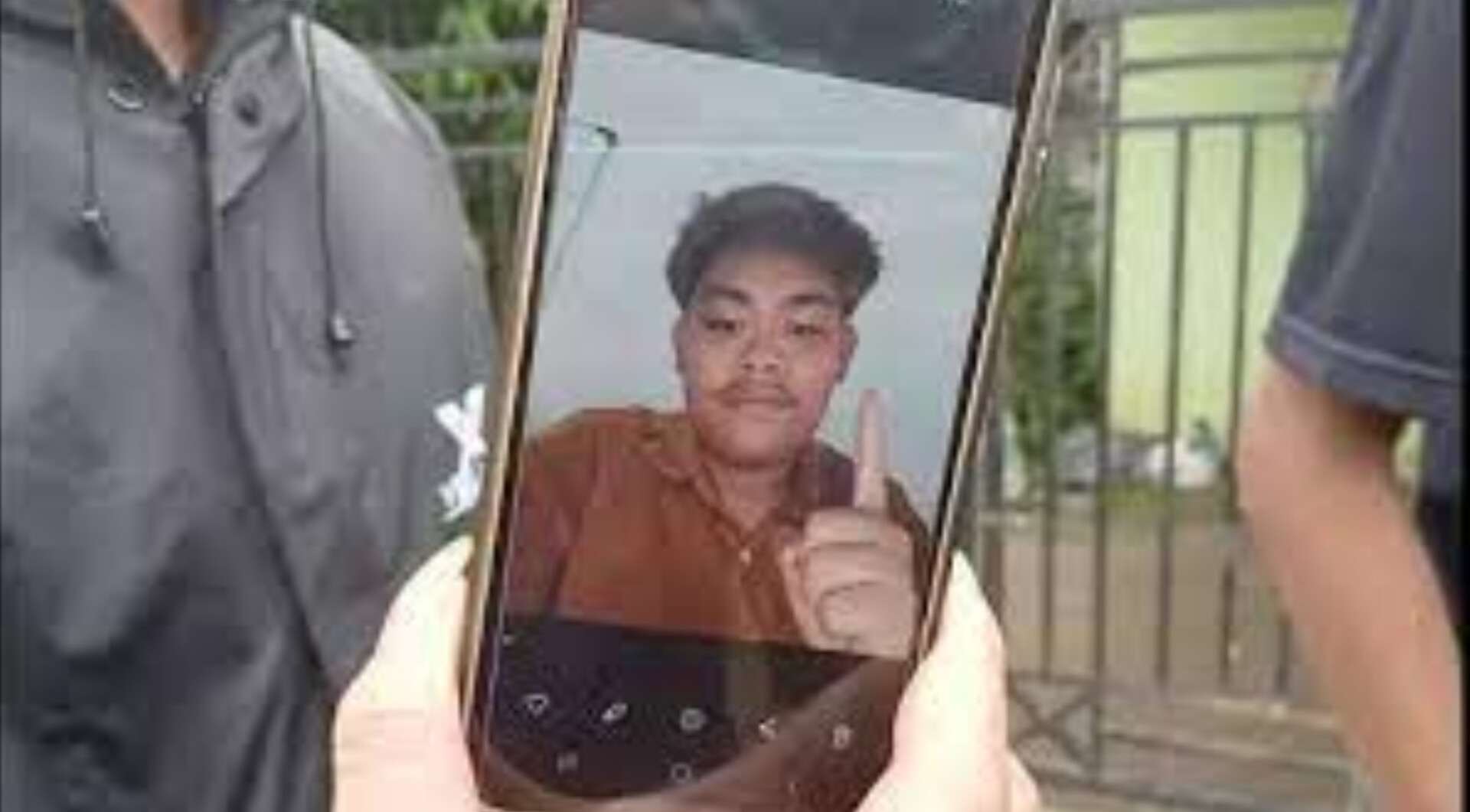 Petugas INAFIS Polrestabes Medan melakukan olah TKP di rumah kontrakan tempat mahasiswa Humbahas ditemukan tewas.