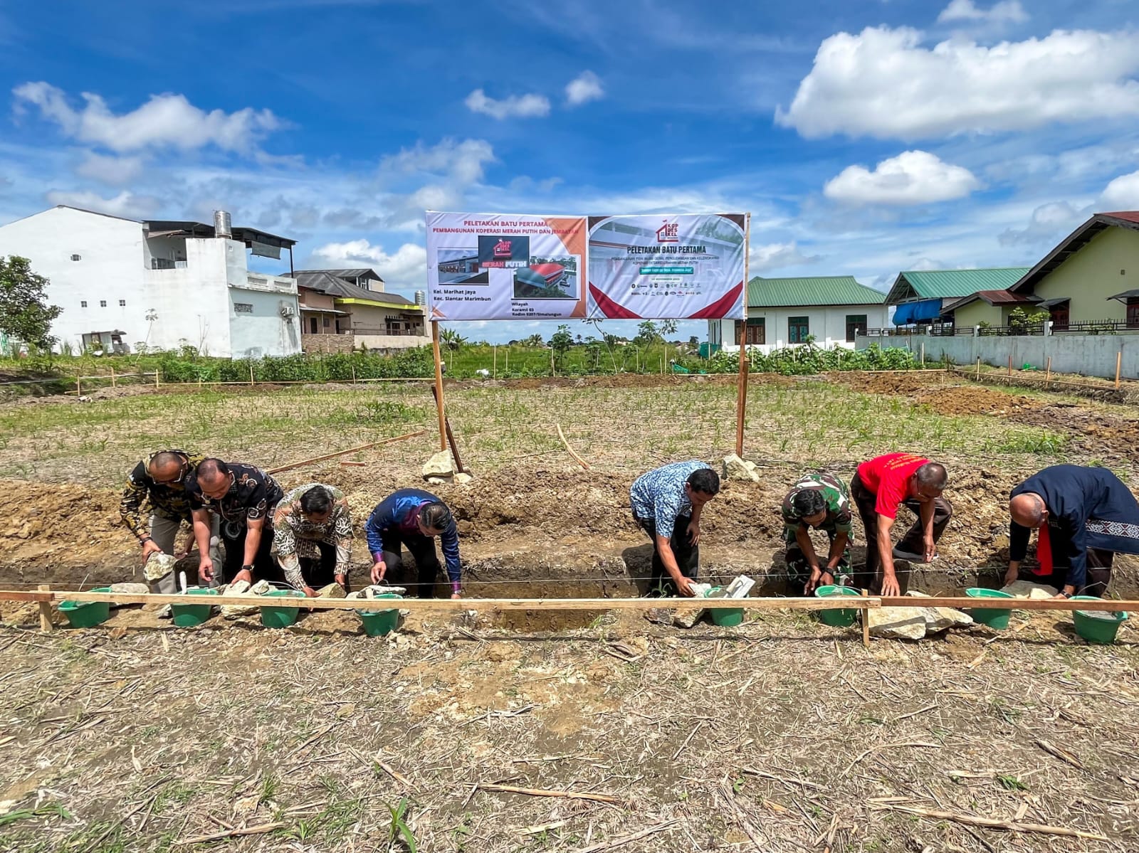 Peletakan batu pertama pembangunan Gedung KKMP di Kelurahan Marihat Jaya, Kecamatan Siantar Marimbun.