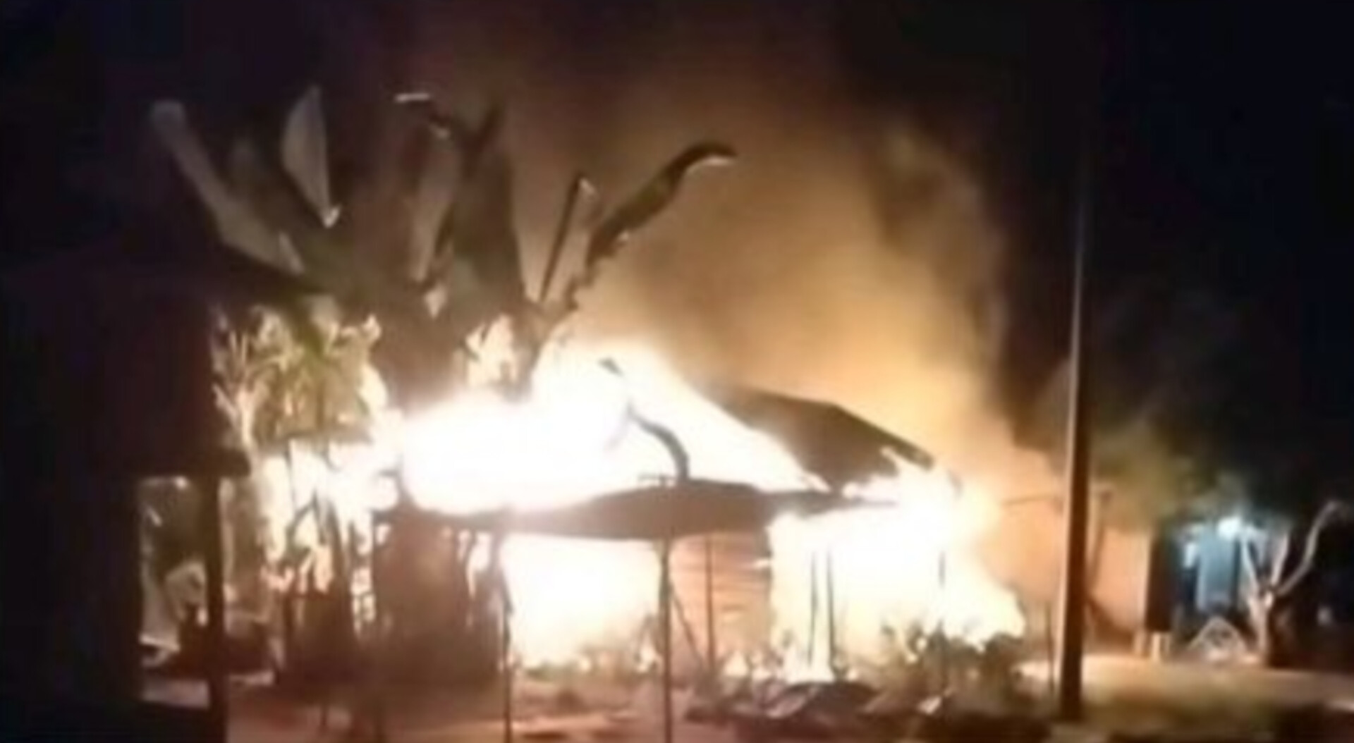 Kebakaran dua rumah warga di Dusun Batusandar, Toba, Kamis (13/11/2025).