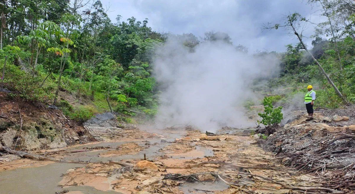 Petugas melakukan pemantauan di salah satu titik kemunculan tanah panas dan lumpur beruap di Desa Roburan Dolok, Panyabungan Selatan.
