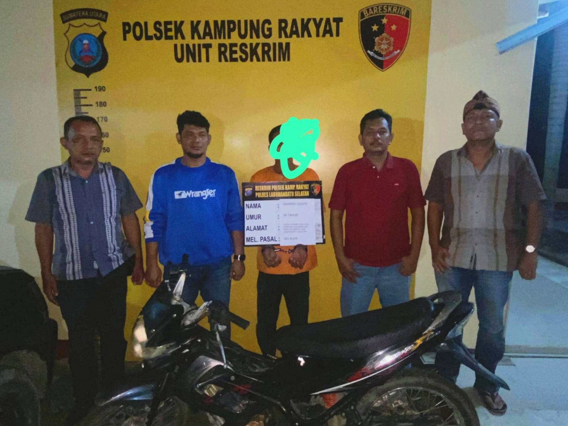 Pelaku pencurian motor di Labura diamankan petugas Unit Reskrim Polsek Kampung Rakyat, Sabtu (15/11/2025), beserta barang bukti sepeda motor dan pisau.