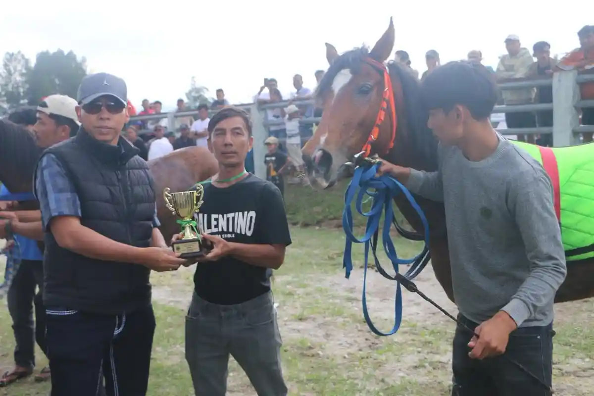 Bupati Tapanuli Utara Jonius Taripar Hutabarat membuka Indonesia Horse Racing Sumut Cup Seri I di Lapangan Pacuan Kuda Siborong-borong, Minggu (16/11).