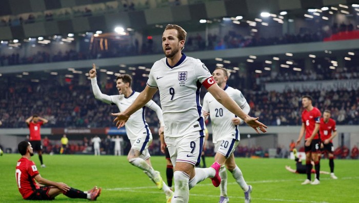 Harry Kane merayakan gol keduanya ke gawang Albania, memastikan Inggris finis sempurna di Kualifikasi Piala Dunia 2026.