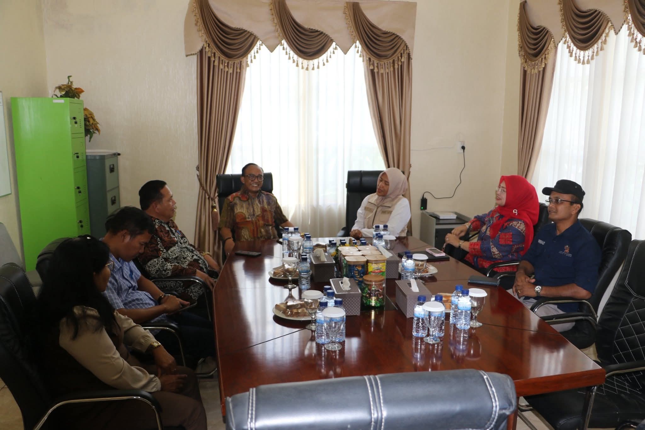 Wabup Samosir Ariston Sidauruk saat diterima Wakil Wali Kota Pematangsiantar Herlina di Balai Kota Pematangsiantar.