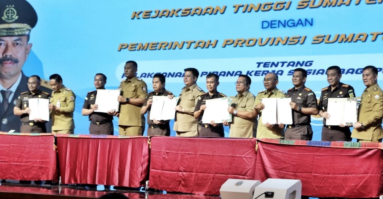 Bupati Simalungun Dr. H. Anton Achmad Saragih bersama Kajatisu Harli Siregar dan Gubernur Sumut Bobby Nasution meneken MoU penerapan pidana kerja sosial di Aula Raja Inal Siregar, Medan.