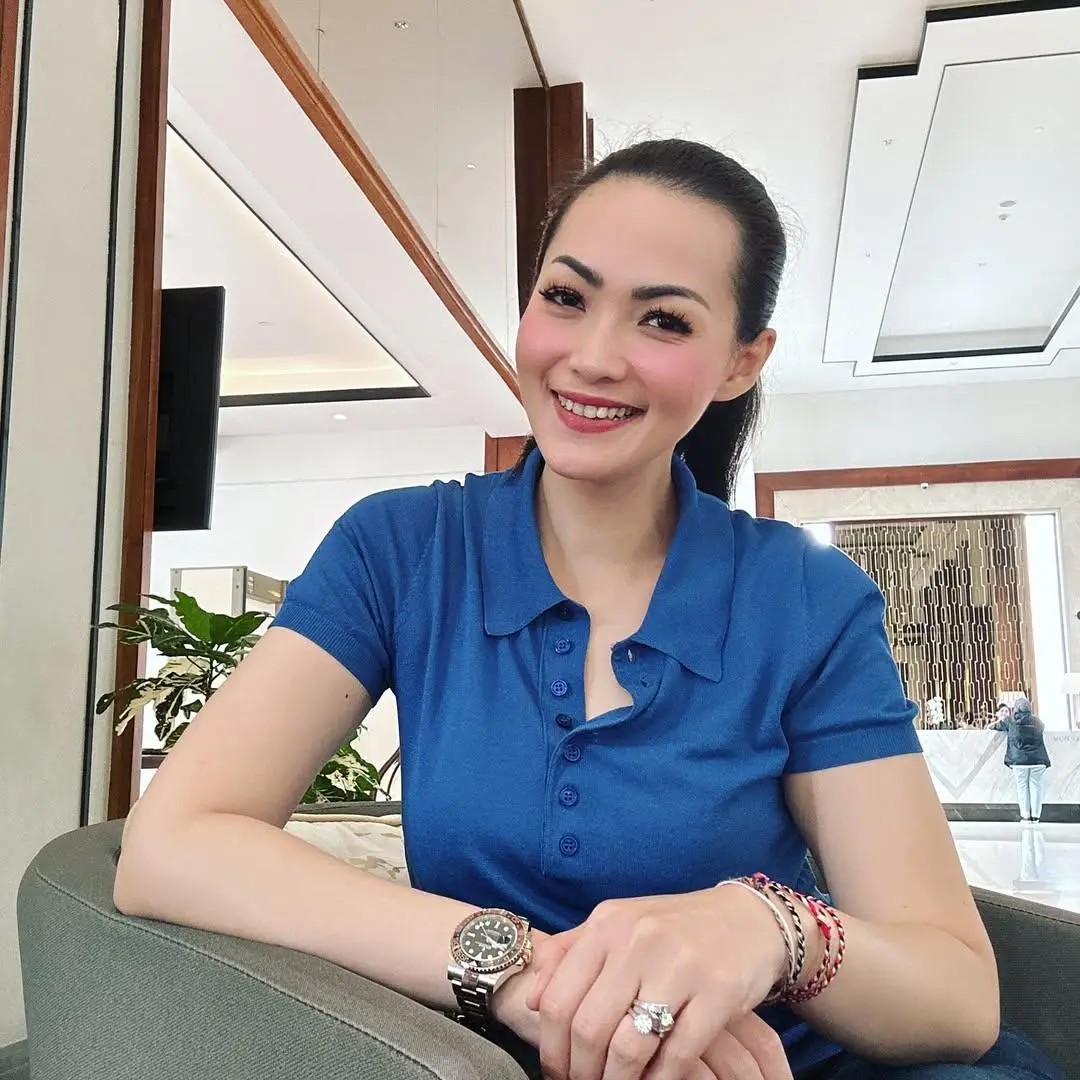 Christy Jusung tersenyum saat menceritakan dukungan putra tunggalnya, Bintang Pratama, untuk dirinya menikah lagi di masa depan.