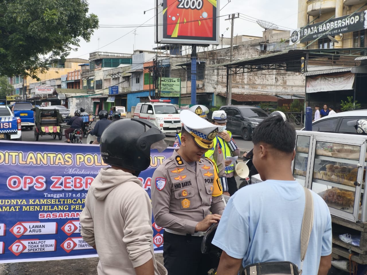 Personel Polda Sumut melaksanakan Operasi Zebra Toba 2025 dengan melakukan edukasi, pengawasan, dan penegakan hukum di sejumlah titik rawan pelanggaran dan kecelakaan lalu lintas.