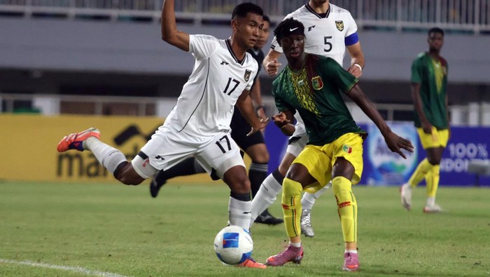 Rafael Struick merayakan gol kedua Indonesia U-23 ke gawang Mali pada laga uji coba di Stadion Pakansari.