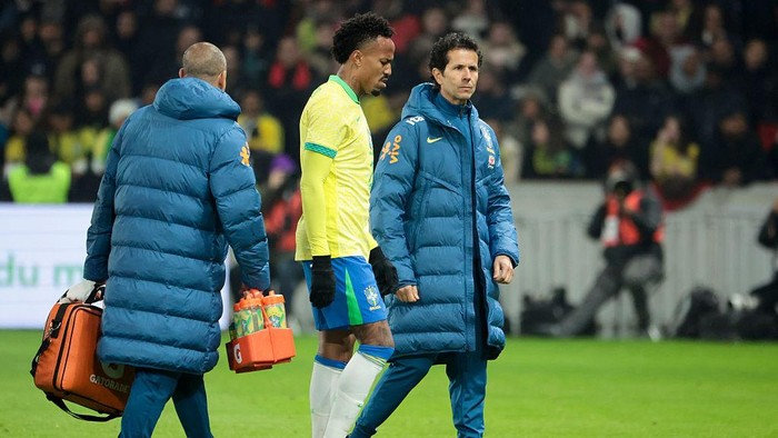 Bek Real Madrid Eder Militao terbaring kesakitan setelah mengalami cedera saat laga Brasil vs Tunisia.
