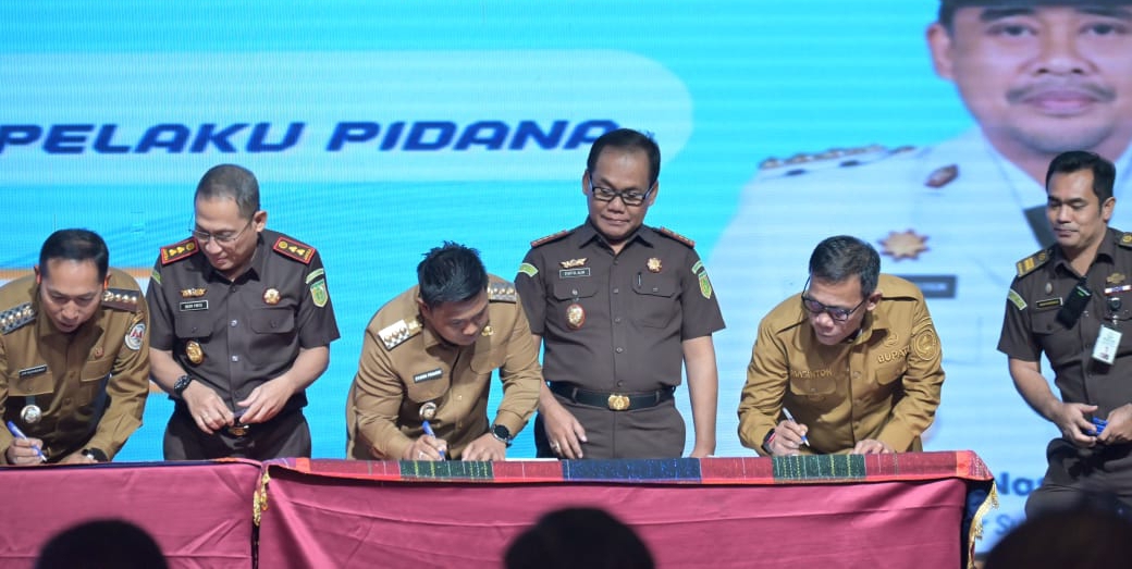 Bupati Tapteng, Masinton Pasaribu, menandatangani MoU dengan Kejati Sumut terkait penerapan pidana kerja sosial bagi pelaku pidana, Selasa (18/11/2025), di Medan.