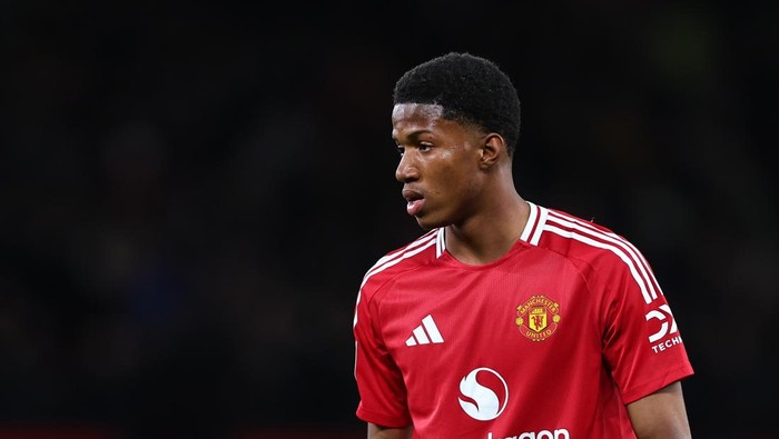 Chido Obi saat tampil bersama tim utama Manchester United musim lalu. Legenda MU Dwight Yorke mendesak Ruben Amorim memberinya menit bermain menggantikan Benjamin Sesko yang cedera.