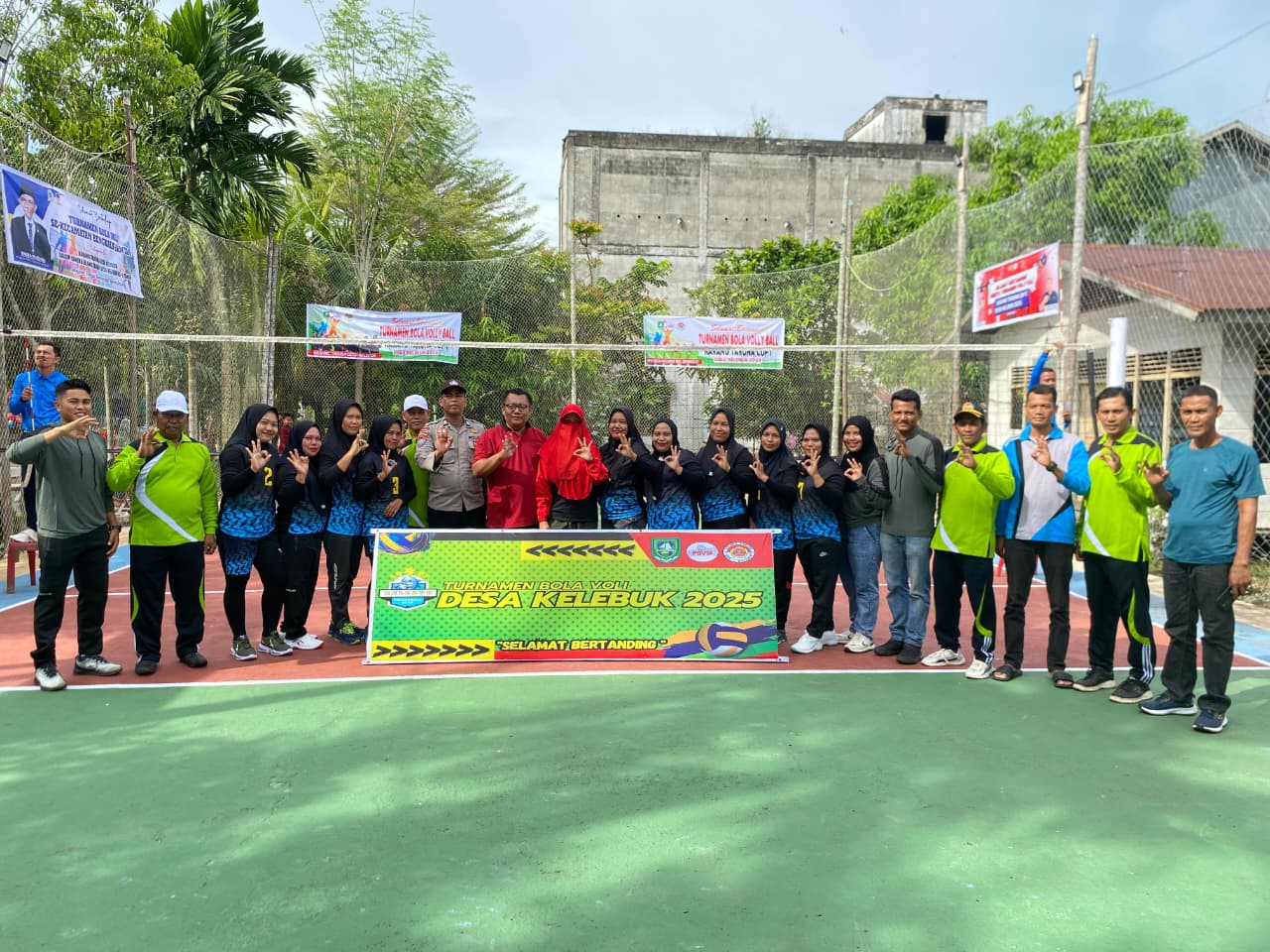 Pj Kepala Desa Kelebuk, Edi Purma Irwan, S.Sos, membuka Turnamen Bola Voli Karang Taruna Cup 1 Tahun 2025 dengan servis bola pertama, Rabu (19/11/2025).