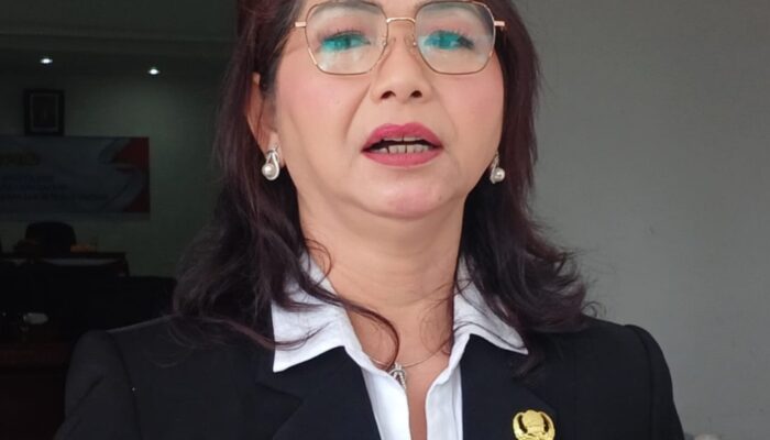 Wakil Bupati Humbang Hasundutan, Junita Rebekka Marbun, menolak pengadaan mobil dinas baru, fokus alihkan anggaran untuk desa tertinggal.