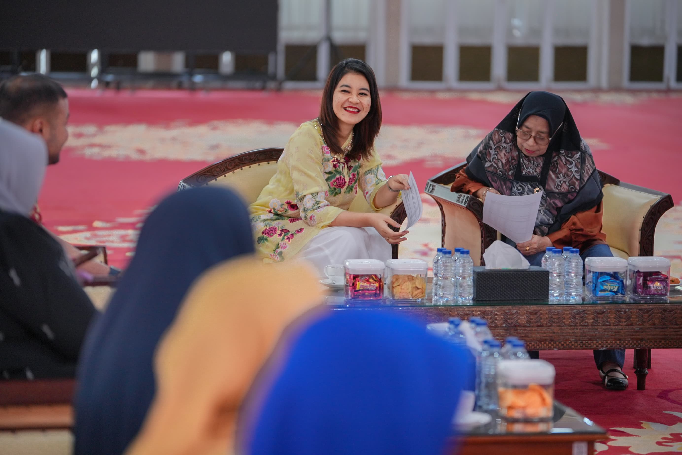 Ketua TP PKK Sumut Kahiyang Ayu dan Pj Ketua DWP Sumut Evi Sulaiman membahas persiapan HUT ke-26 DWP Sumut bersama pengurus, di Aula Tengku Rizal Nurdin, Medan.