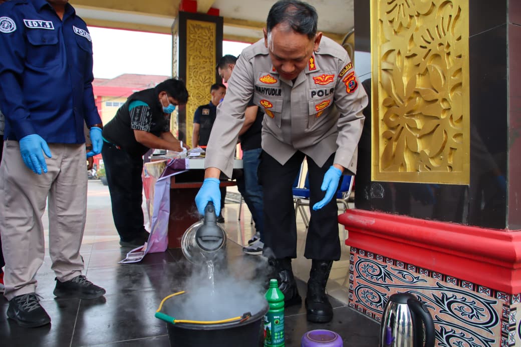 Plt Kapolres Pelabuhan Belawan AKBP Wahyudi saat memusnahkan barang bukti narkoba.