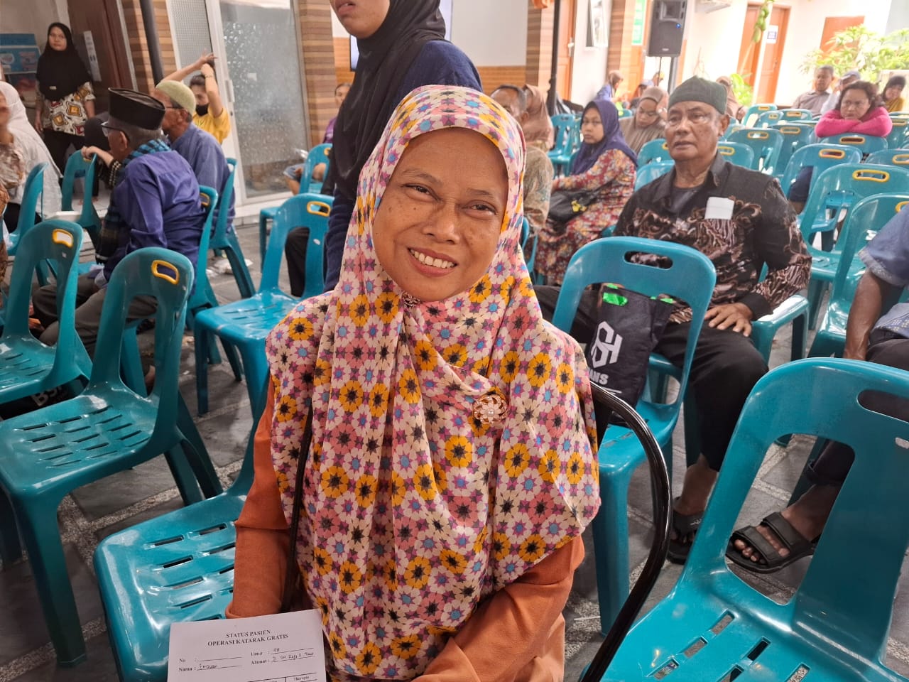 Ernawati (55) duduk menunggu giliran pendaftaran. Sudah berbulan-bulan ia tak berani lagi mengendarai motor karena penglihatannya makin kabur.