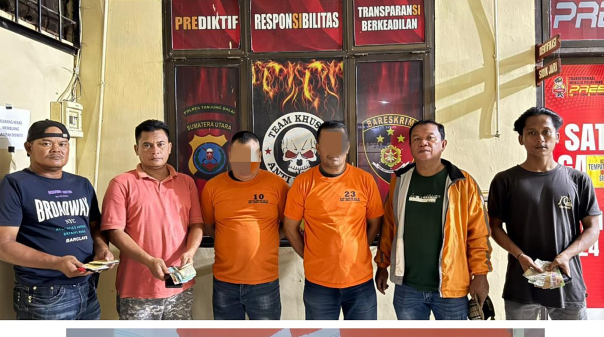 Para tersangka judi togel online di Tanjungbalai, Riki Andi Ilham Sitorus dan Juliadi Lubis, diapit petugas Polres.