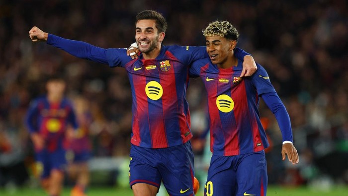 Ferran Torres merayakan brace yang membantu Barcelona menghancurkan Bilbao 4-0 dan merebut puncak klasemen LaLiga.