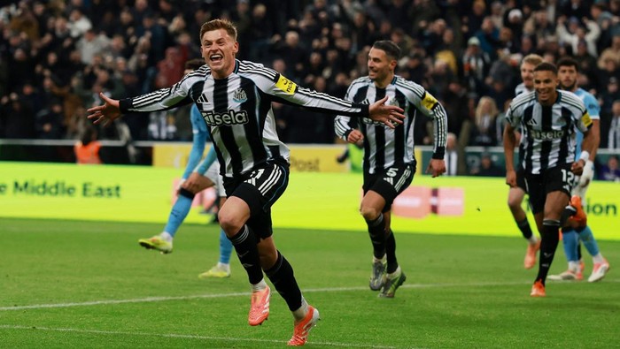 Harvey Barnes jadi pahlawan Newcastle dengan dua golnya, menumbangkan Manchester City 2-1 di St James&rsquo; Park.