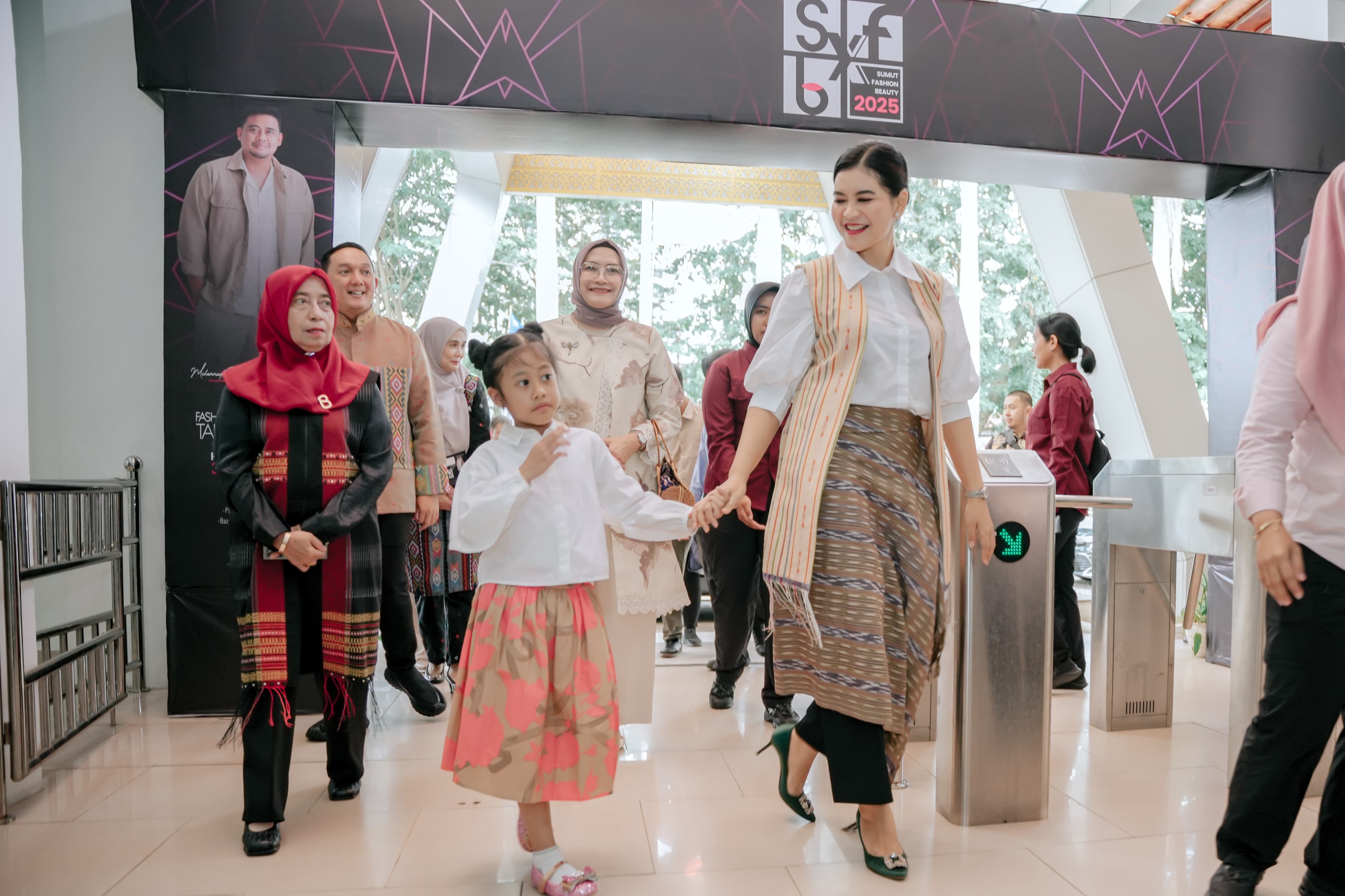 Ketua Dekranasda Sumut, Kahiyang Ayu, menghadiri penutupan SFB 2025 di Museum Negeri Sumut, Medan, Sabtu (22112025), mendukung talenta kreatif lokal menembus panggung nasional.