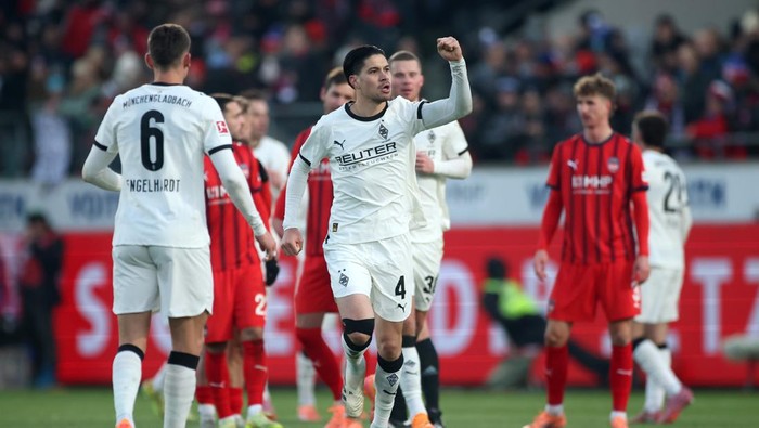 Kevin Diks merayakan gol penalti yang membuka kemenangan Moenchengladbach atas Heidenheim. Die Fohlen menang 3-0 di Voith-Arena.