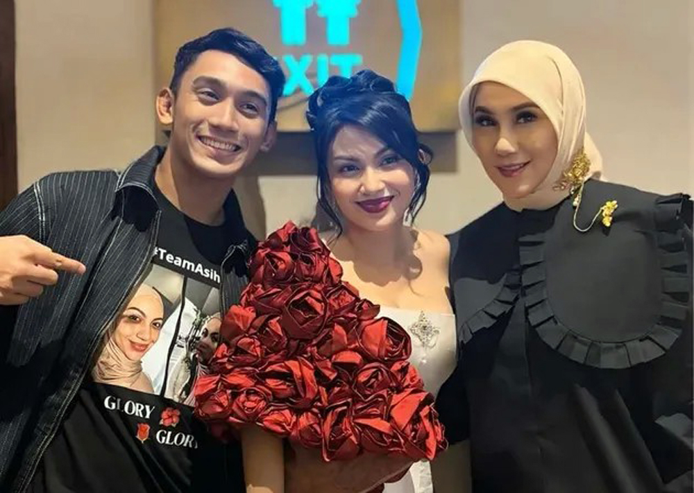 Marini Zumarnis saat ditemui di Studio Trans TV membahas keterbukaan putranya soal hubungan dengan Ariel Tatum.