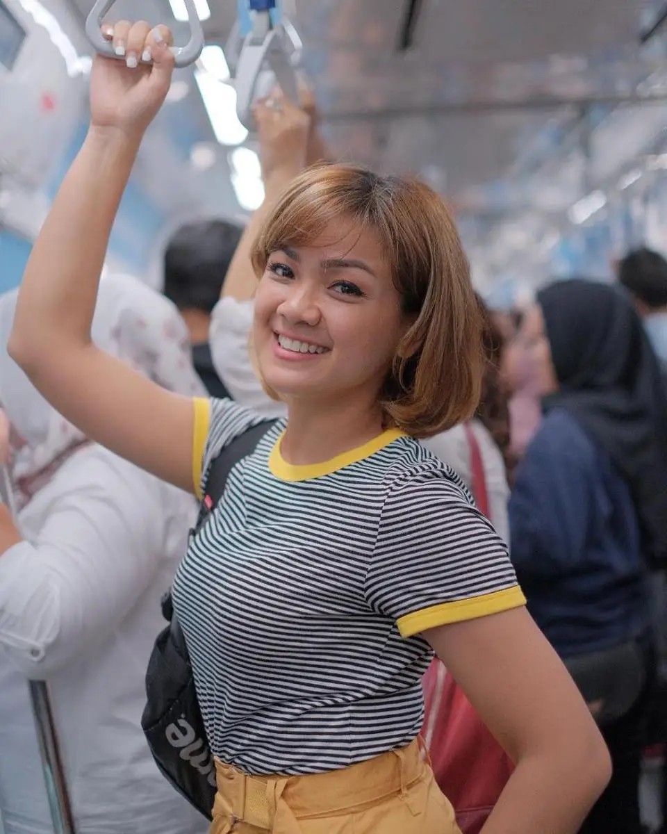 Nirina Zubir saat memberikan keterangan kepada awak media terkait perkembangan kasus mafia tanah yang masih ia perjuangkan.