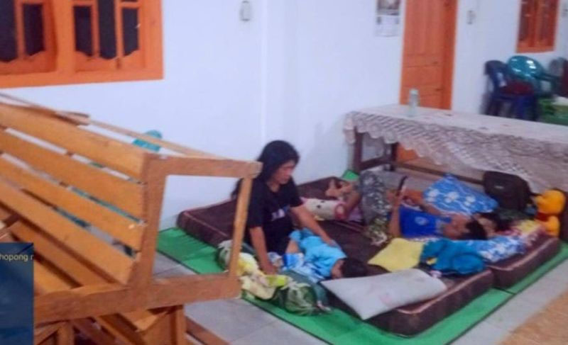 Salah satu keluarga pengungsi memilih bermalam di sebuah gereja di Kecamatan Tukka, Tapanuli Tengah, usai longsor Pegunungan Aek Sipilit.