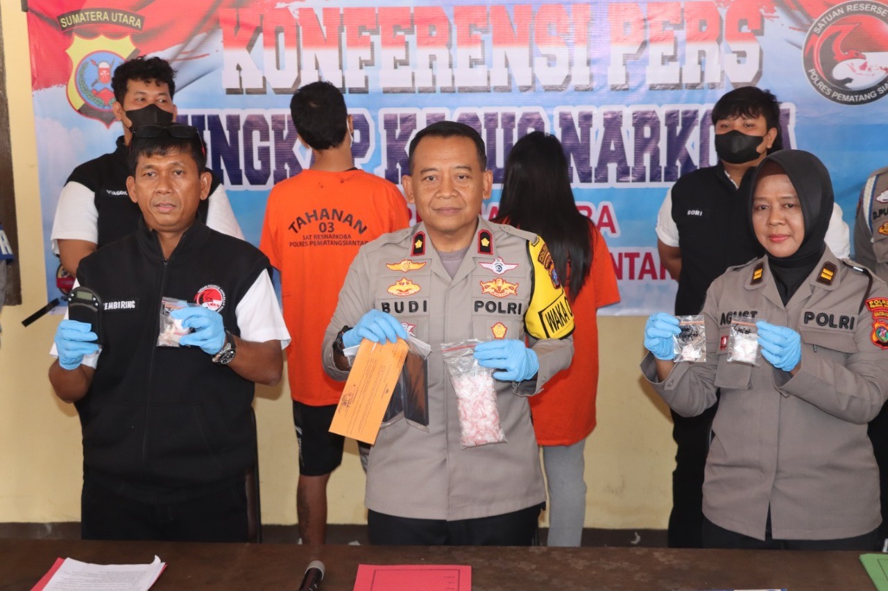 Press release penangkapan sepasang kekasih yang menjadi pengedar sabu-sabu.
